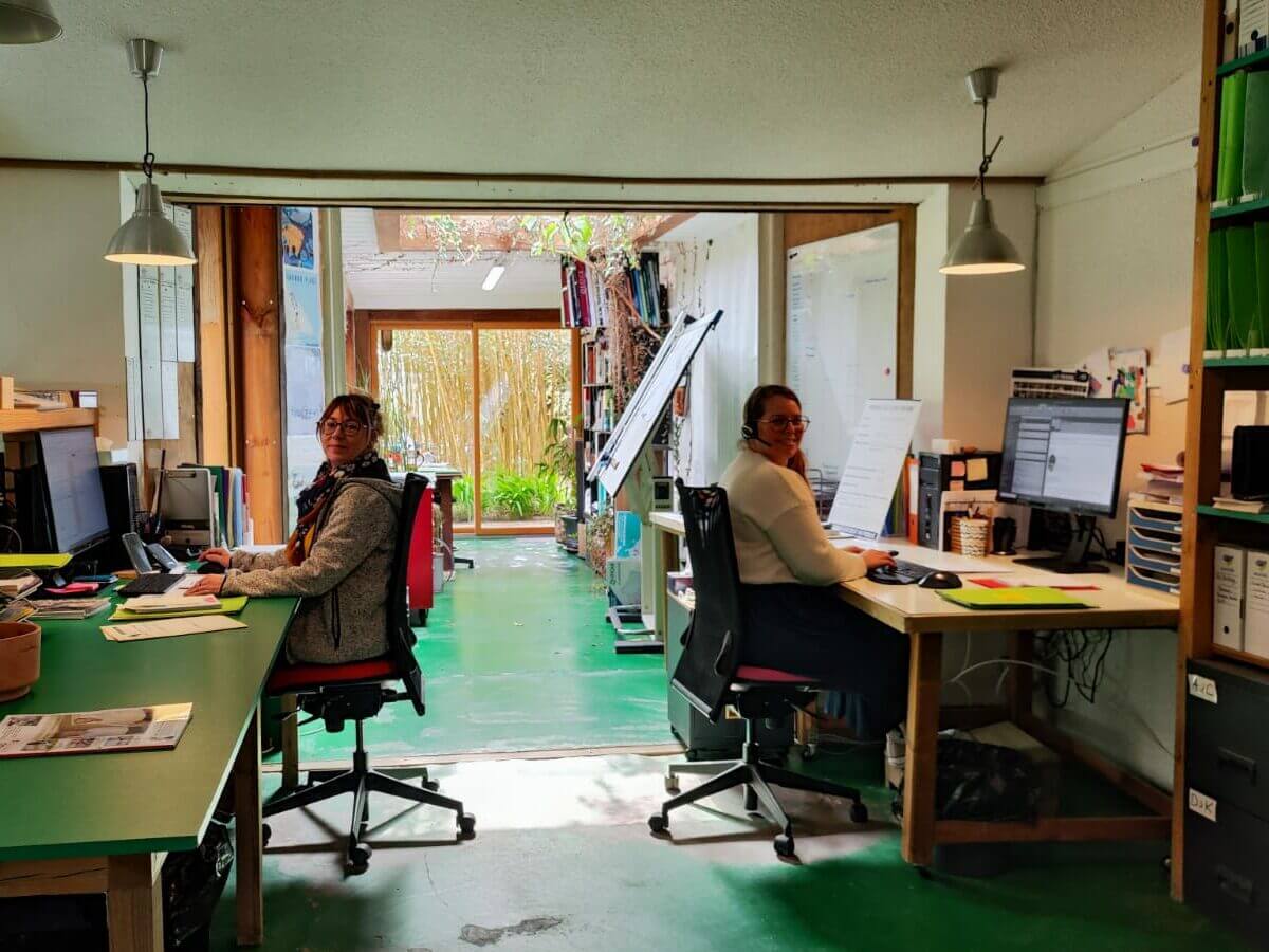 Deux collègues de l'agence Créa'Paysage à Ploemeur dans le bureau d'études
