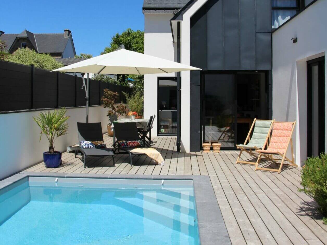 Maison moderne avec jardin et piscine extérieure avec terrasse en bois
